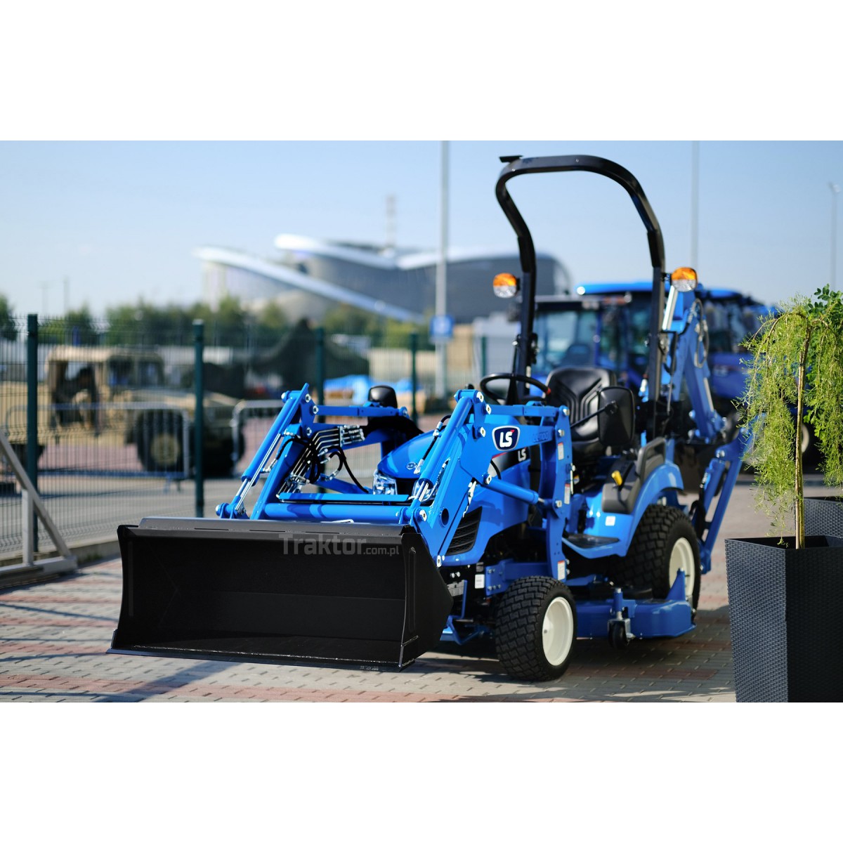 LS Tractor MT1.25 4×4 – 24.7 KM / TURF + koparka LB1107 + ładowacz TUR LL1100 + kosiarka LM1160 - obrazek 7