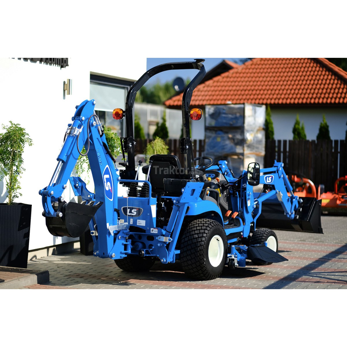 LS Tractor MT1.25 4×4 – 24.7 KM / TURF + koparka LB1107 + ładowacz TUR LL1100 + kosiarka LM1160 - obrazek 8