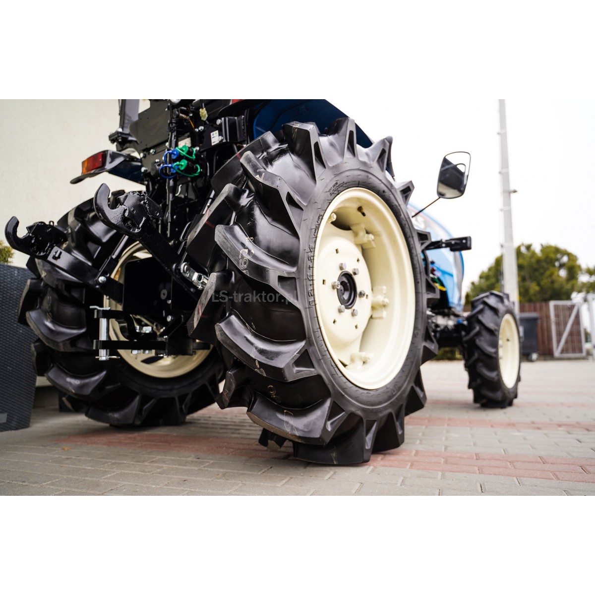 LS Tractor MT3.40 MEC 4×4 – 40 KM - obrazek 3