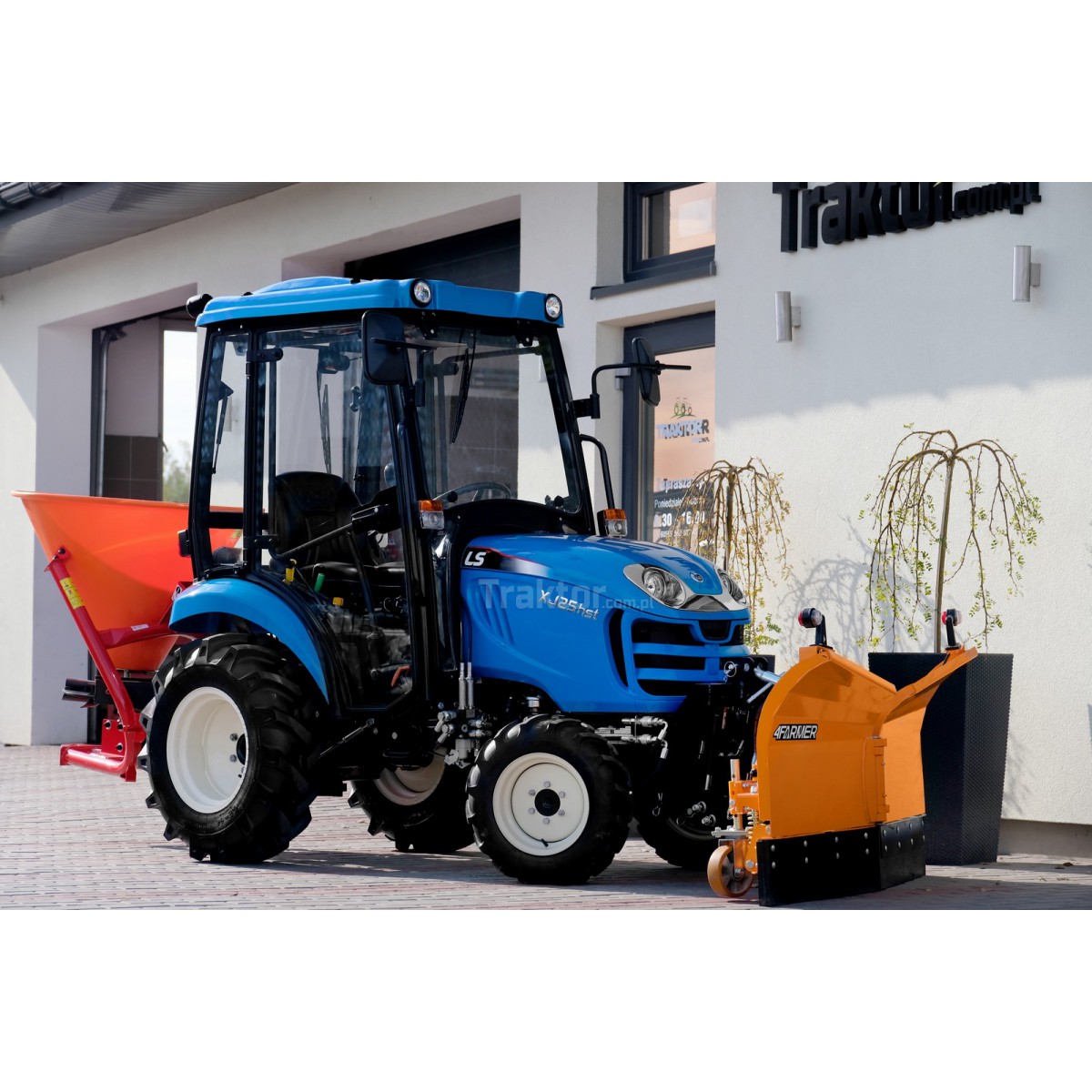 LS Tractor XJ25 HST 4×4 – 24.4 KM / CAB + pług śnieżny strzałkowy Vario 150 cm+ posypywarka 200L - obrazek 11