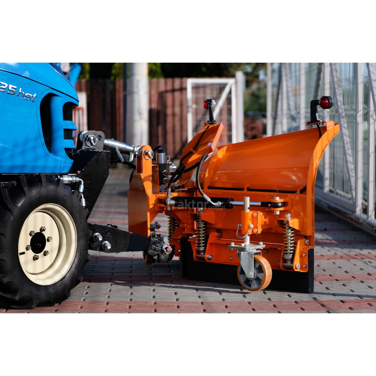 LS Tractor XJ25 HST 4×4 – 24.4 KM / CAB + pług śnieżny strzałkowy Vario 150 cm+ posypywarka 200L - obrazek 4